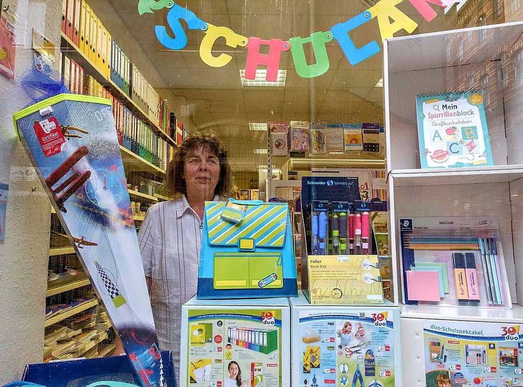 Das Schaufenster von Andrea Mrochen steht voll mit Schulbedarf.