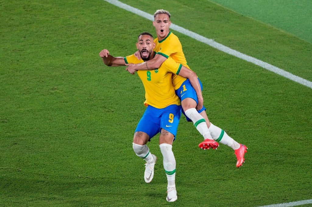 Antony (r) umarmt seinen Mannschaftskameraden Matheus Cunha, nachdem dieser den Führungstreffer erzielt hat.