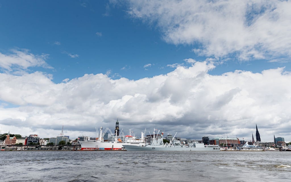 Regenwolken und blauer Himmel sind an einem 17 Grad kühlen Sommertag über Hamburg zu sehen.