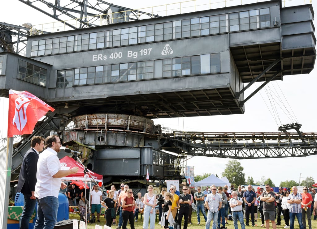 Teilnehmer des Aktionstags der IG Bau und einer Kundgebung protestieren in der Baggerstadt Ferropolis für höhere Löhne und bessere Arbeitsbedingungen in ihrer Branche