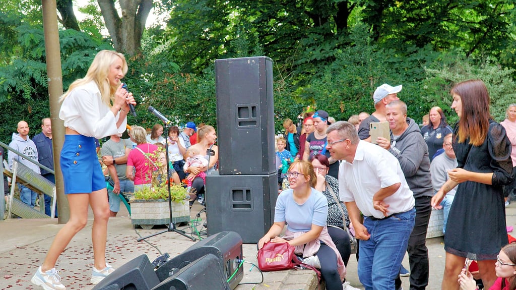 Anna-Carina Woitschack begrüßt Marcus Graubner, den Vorsitzenden des Allgemeinen Verbandes der Behinderten in Deutschland. Er hatte die Sängerin angesprochen, ob sie in Stendal beim Fest der Begegnung auftreten würde und sie hat ?ja? gesagt.