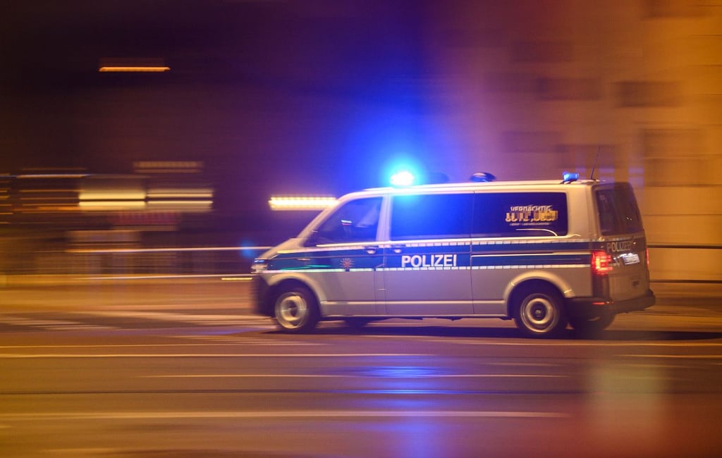 Ein Polizeiwagen mit Blaulicht fährt zu einem Einsatz.