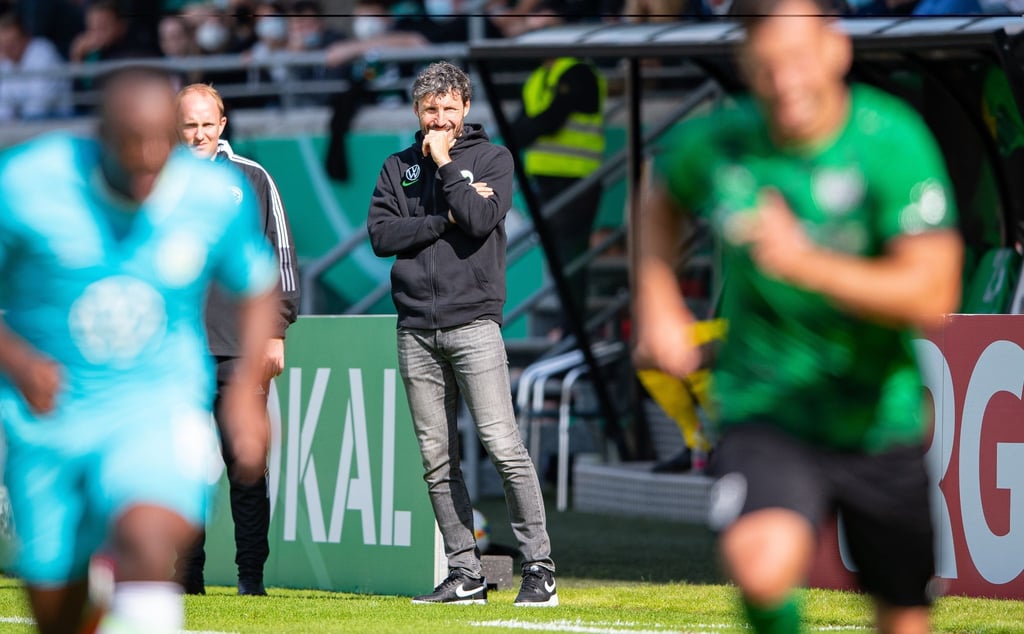 Wolfsburgs Trainer Mark van Bommel steht an der Seitenlinie.