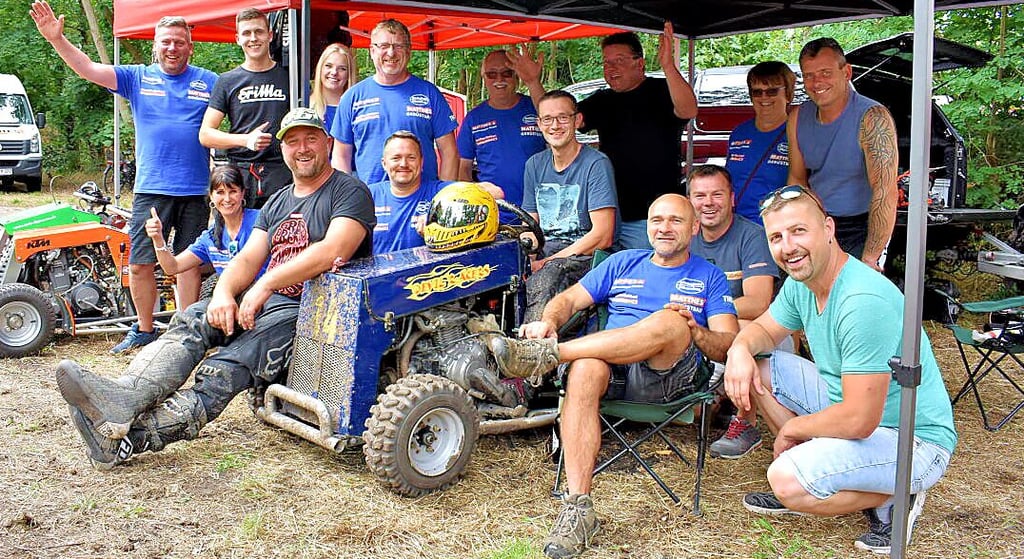Das Team vom Rasentrecker Rennsport Club Brand-Erbisdorf geht seit fast 20 Jahren beim Genthiner Rasentraktorrennen an den Start.