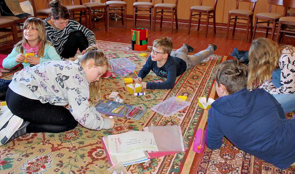 Ähnlich wie hier bei den jährlichen Bibeltagen in Behnsdorf geht es bei den wöchentlichen Treffen der Kinderkirche um Themen rund um Gott und die Welt. Die Kinder treffen sich nachmittags nach der Schule.