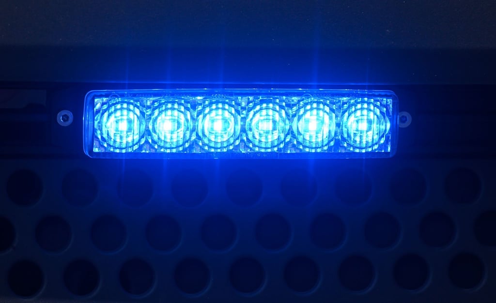 Blaulicht leuchtet auf einem Polizeifahrzeug.