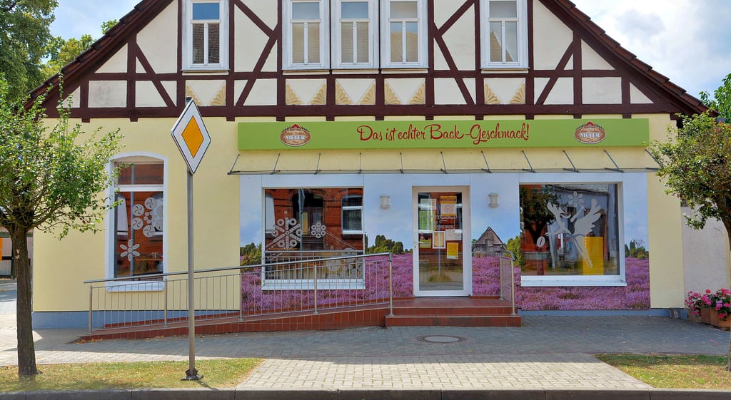 Bei der Heide-Bäckerei in Kunrau gibt es seit Monaten verkürzte Öffnungszeiten. Einwohner wollten mit einer Unterschriftenliste erreichen, dass der Laden wieder ganztätig öffnet. Aber dafür ist der Umsatz zu schlecht, heißt es vom Verkaufsleiter. Werden die Zahlen nicht besser, droht sogar die Schließung.