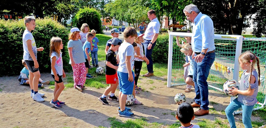 Getec Geschäftsführer Chris Döhring überreicht gemeinsam mit Florian Sens zwei Fußballtore an die Kita Zerbster Strolche, die natürlich sofort mit einem Fußballspiel eingeweiht wurden.