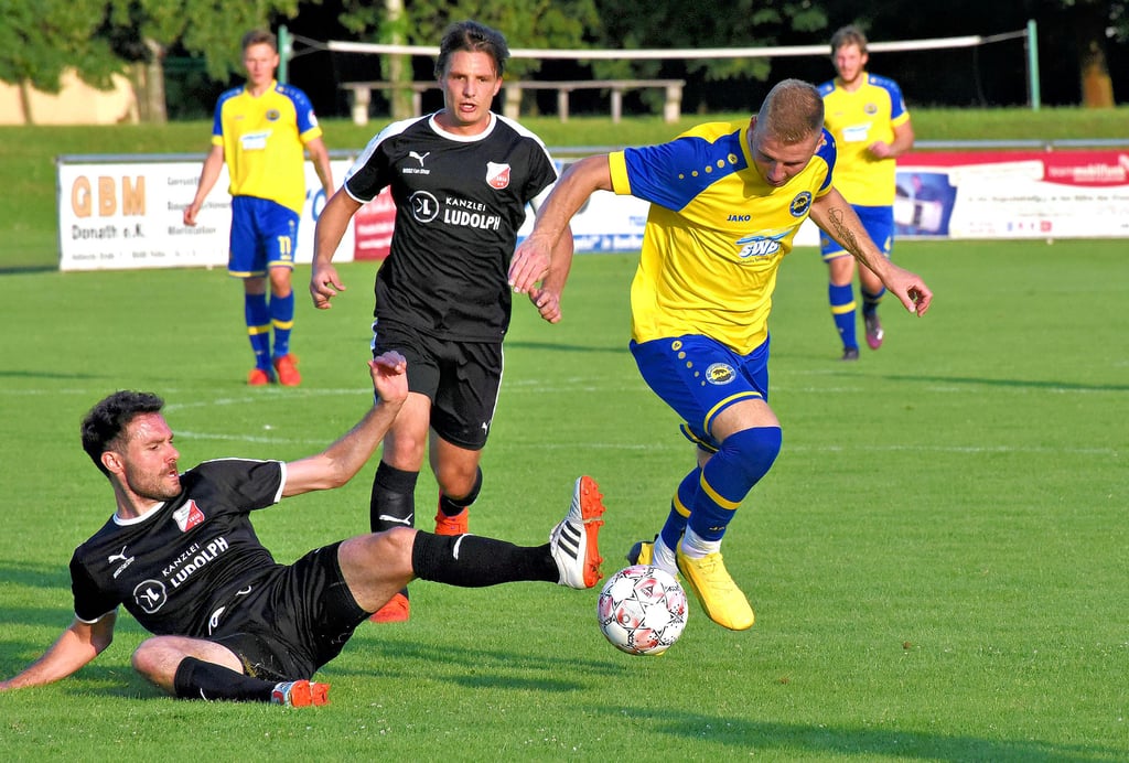 Cezary Pankowski (rechts), hier im Auftaktspiel, hat den Ausgleich für Bernburg erzielt.  