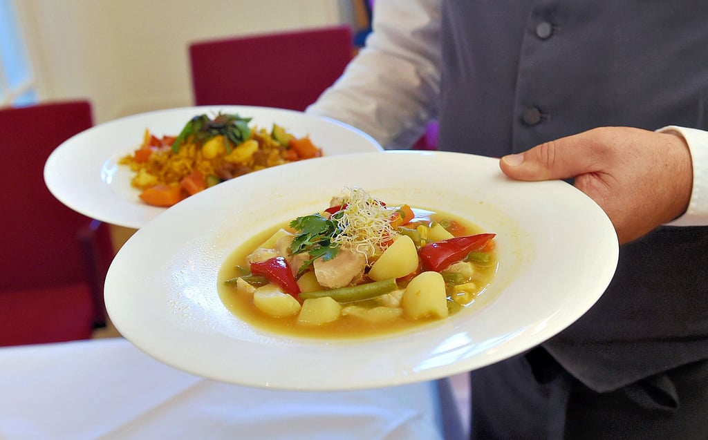 In der Gastronomie wird teils händeringend Personal gesucht. Es fehlt sowohl an Kellnern als auch Köchen in der Region.