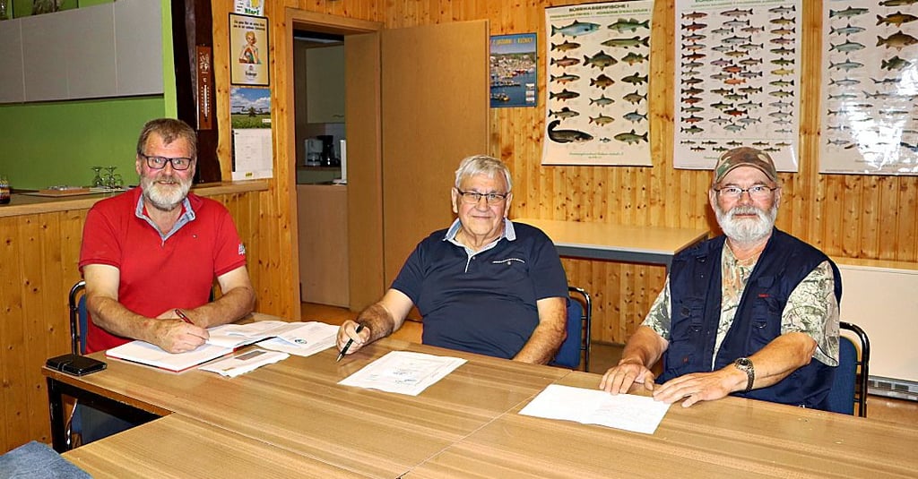 Vorsitzender Torsten Kuhfuß, Dietmar Simanowski und Kurt Schiller (v. li.)bei einer Leitungssitzung im Angerheim.