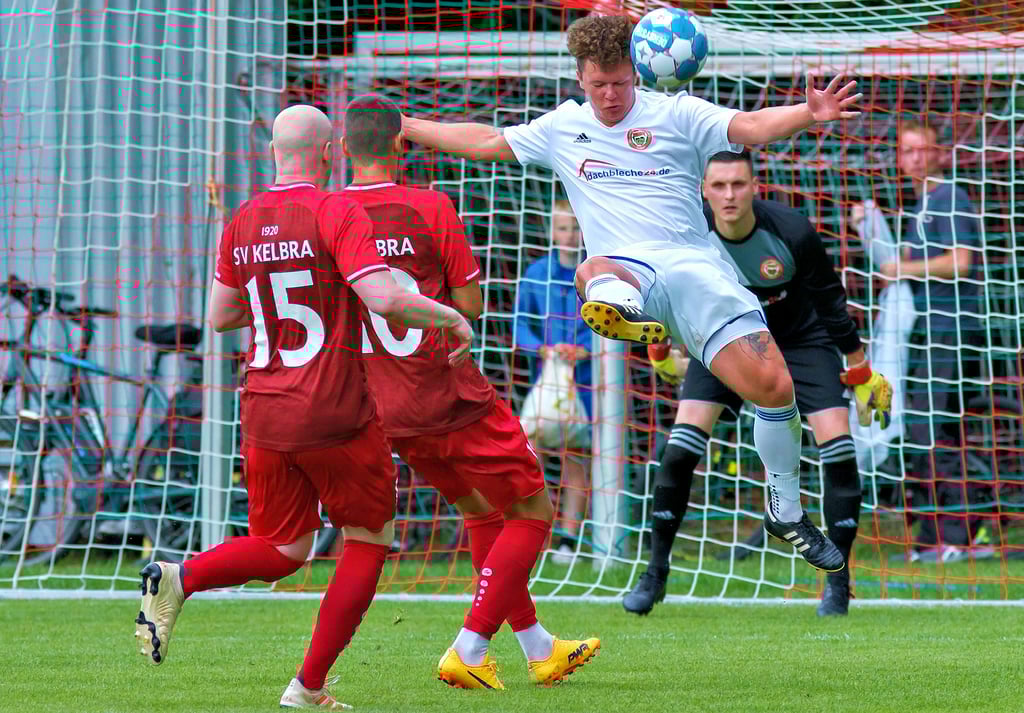 Fast schon artistisch klärt Florian Köhler vor René Gurniak und Yurii Dimitriev.