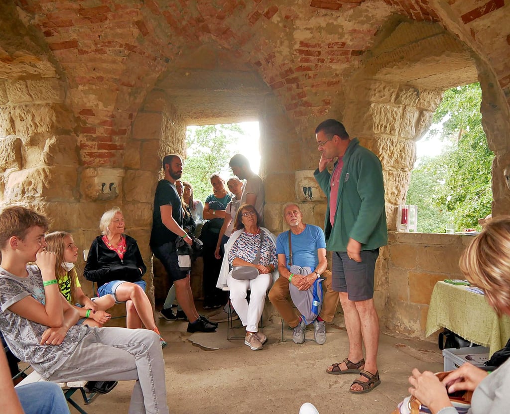 Während des Parkfestes in den Spiegelsbergen in Halberstadt erzählte Carsten Kiehne im Belvedereturm den Gästen über Bäume in Sagen, Mythen und Brauchtum.