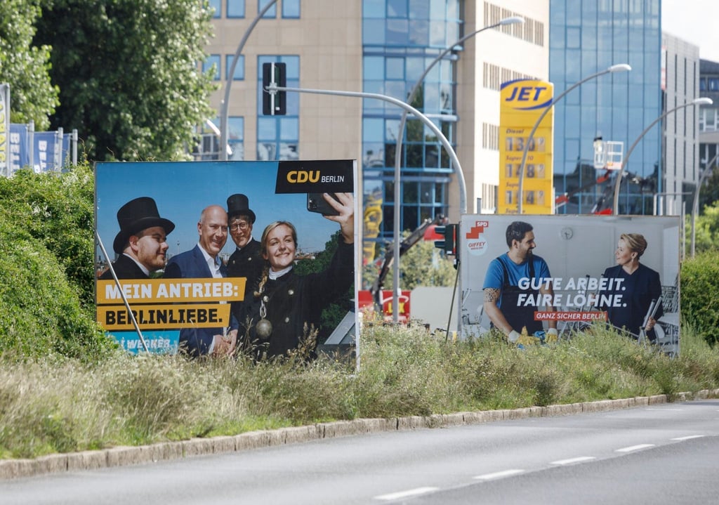 Auf einem Grossflächen-Plakat werben die Berliner CDU (l) und die SPD für die Abgeordnetenhauswahl.