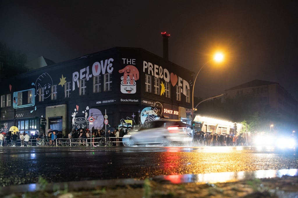 Lange Schlange vor dem Berliner Kitkat-Club.