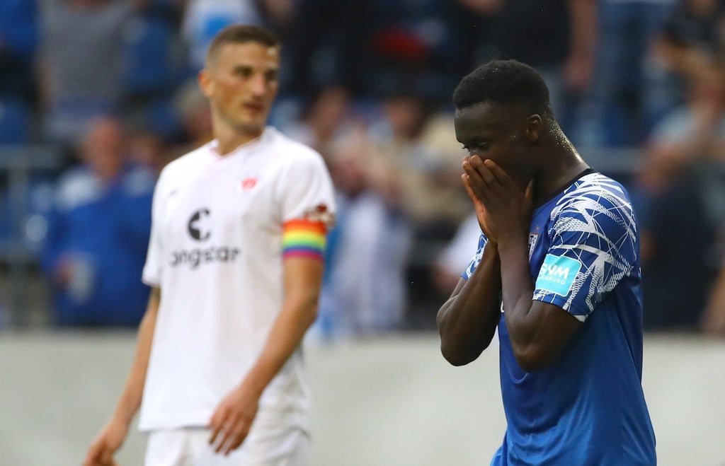 Magdeburgs Sirlord Conteh (r) reagiert.