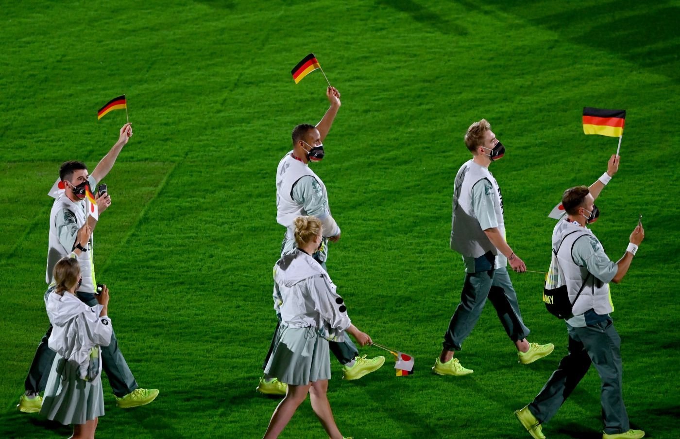 Die Olympischen Spiele von Tokio 2021 sind Geschichte: Deutsche Sportlerinnen und Sportler laufen während der Abschlusszeremonie über den Rasen.