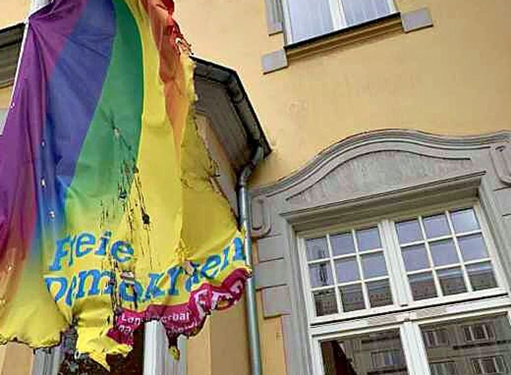 Die vor der FDP-Zentrale aufgehängte Regenbogenfahne wurde durch ein Feuer zerstört.