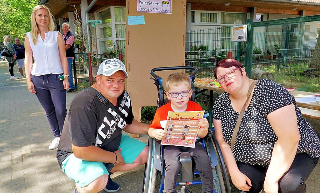 Der kleine John Jonathan (5) aus Osterburg nahm beim Fest der Begegnung im Stendaler Tiergarten am Quiz teil.