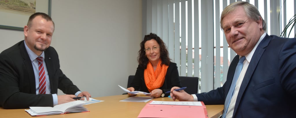 Die Volksbank-Vorstände Martin Trahe (r.) und Stefan Hildebrand blicken mit Prokuristin Nordica Kühne optimistisch auf die kommende Generalversammlung.