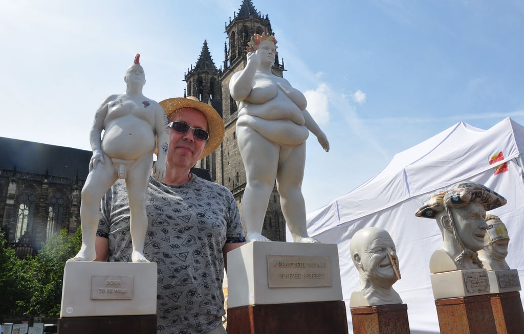 Martin Sprave zeigte in Magdeburg seine provikante Kunst aus Keramik.