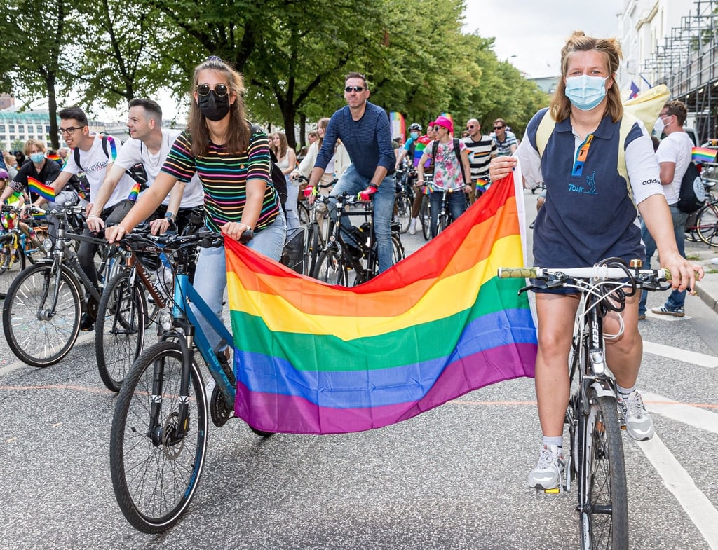 Der diesjährige CSD - einmal mehr auf dem Fahrrad - stand unter dem Motto: „Keep on fighting. Together“.