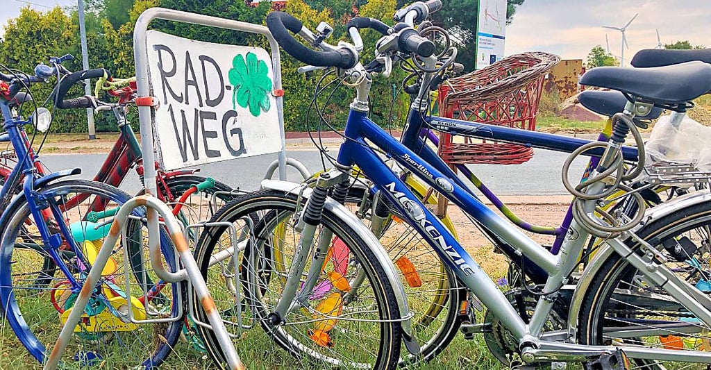 Schon ewig steht das „Radweg-Mahnmal“ am Ortseingang Nedlitz. Bald kann es abgebaut werden.