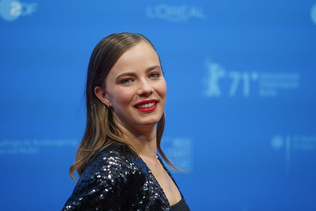 Die Schauspielerin Saskia Rosendahl, hier bei der Berlinale im Juni. Der Film „Niemand ist bei den Kälbern“ mit Rosendahl in der Hauptrolle hat beim 74. Internationalen Filmfestival Locarno viel Beifall erhalten.