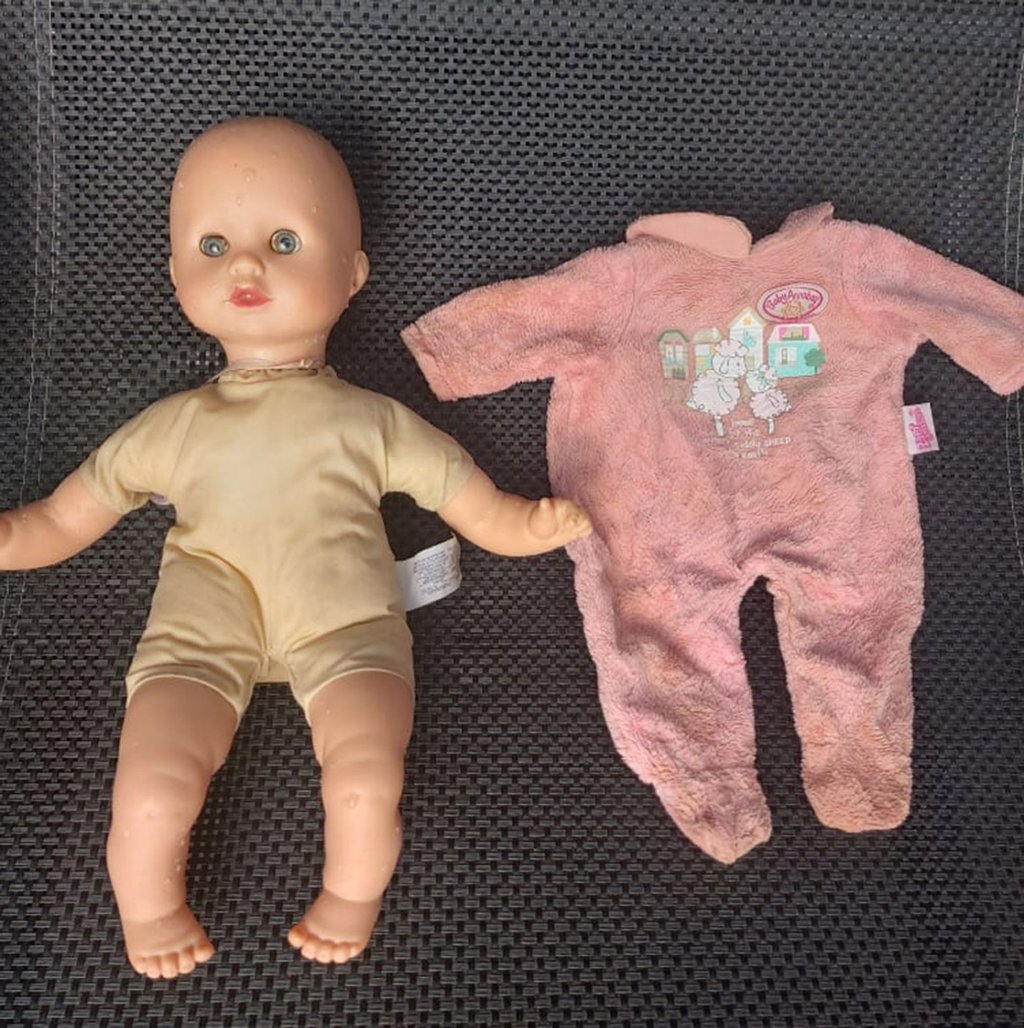 Die Puppe kehrt wieder heim.