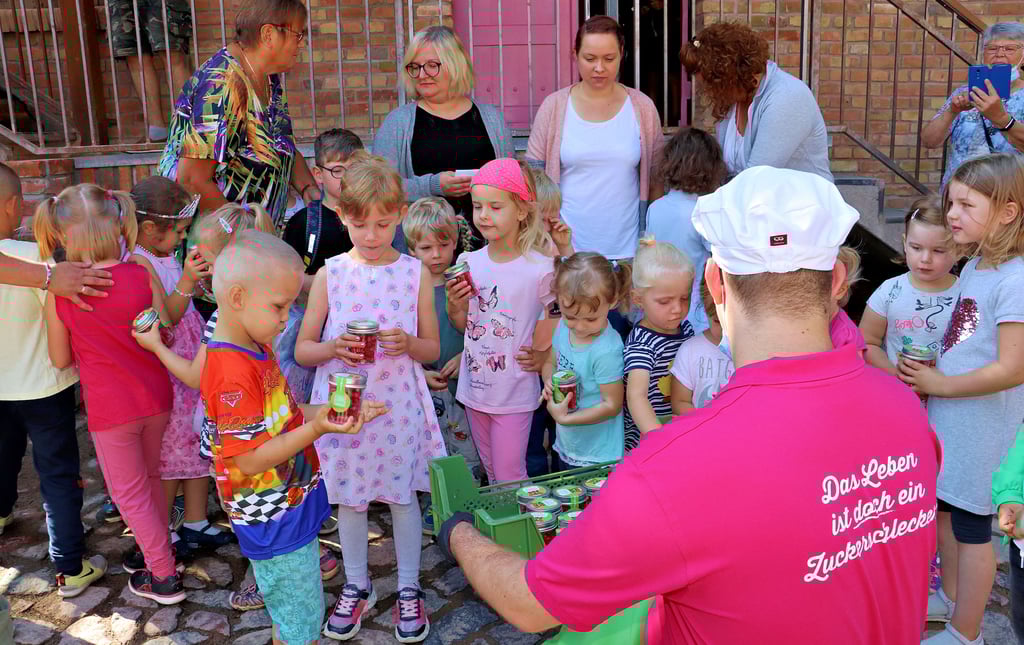 Die Kinder der Loburger DRK-Kindertagesstätte „Burgspatzen“ durften sich über viele Bonbons freuen. 