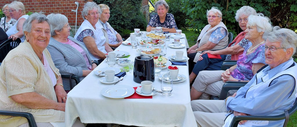 Lange Tischreihen waren zum jüngsten ökumenischen Frühstück im Garten am Kantorat Weferlingen aufgebaut worden. Bei schönem Wetter konnten die Rentner ausgelassen erzählen und gemeinsam schlemmen.  