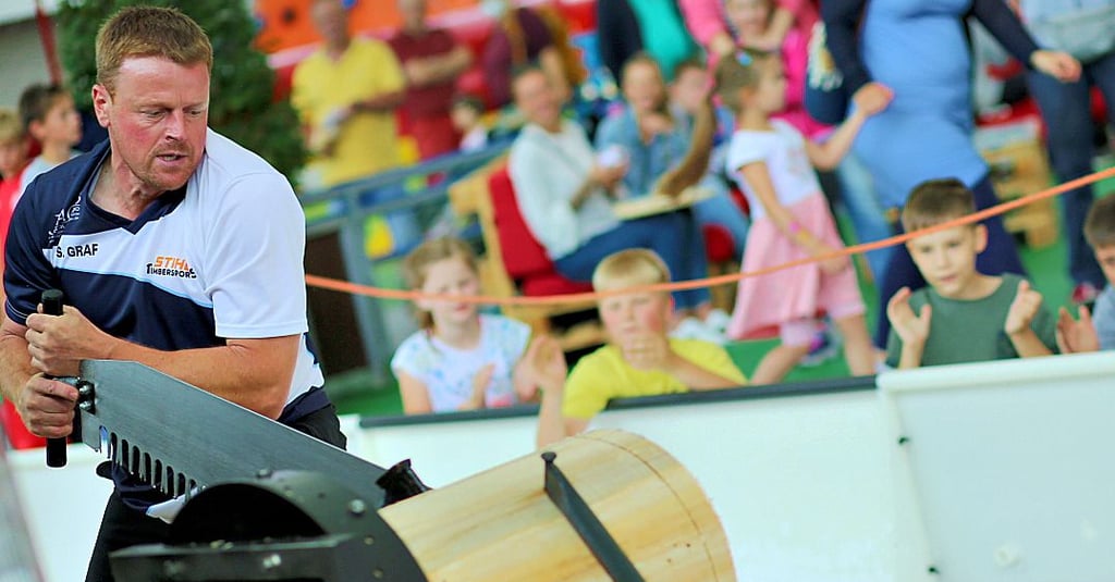 Deutschlands bester Sportholzfäller Steffen Graf zeigt sein Können an der Säge in der Schierker Feuerstein-Arena.