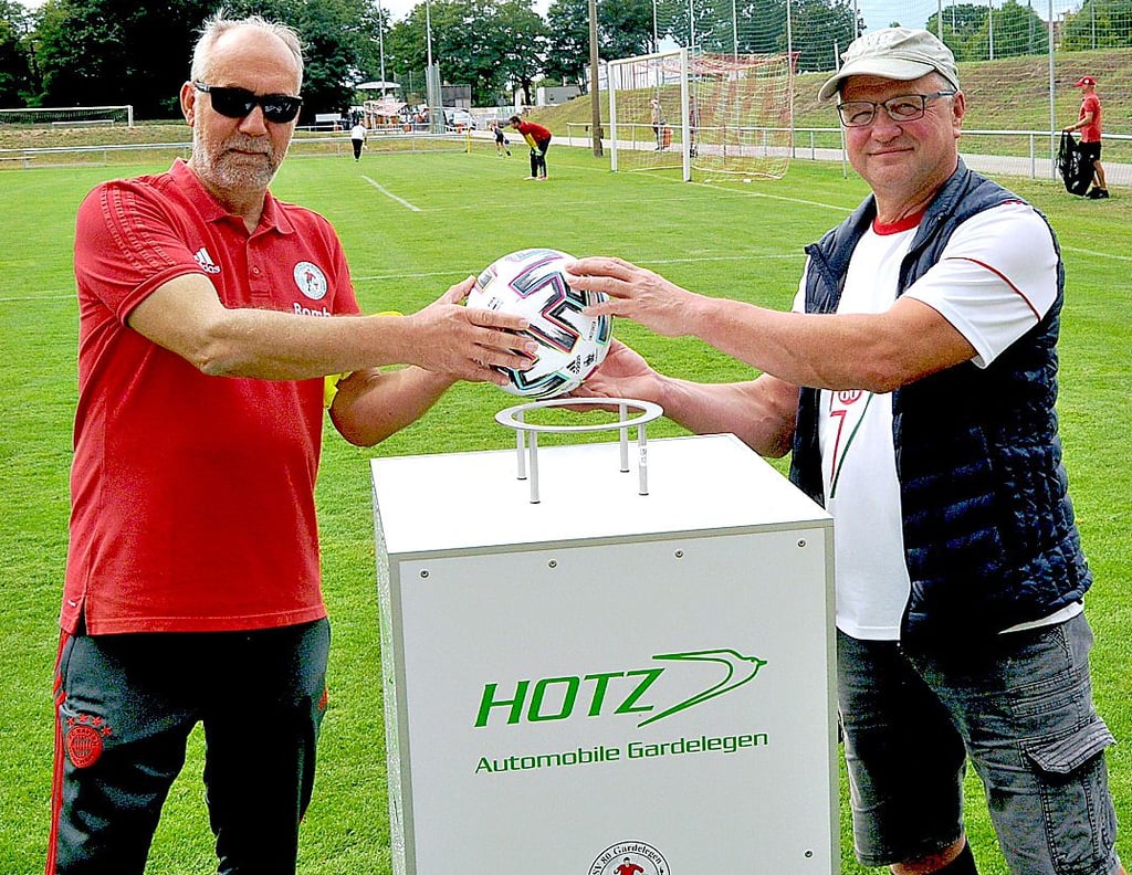 Der Gardelegener Fanclub ?Mittellinie? übergab vor der ersten Heimpartie einen Spielball an SSV-Abteilungsleiter Jens Bombach.