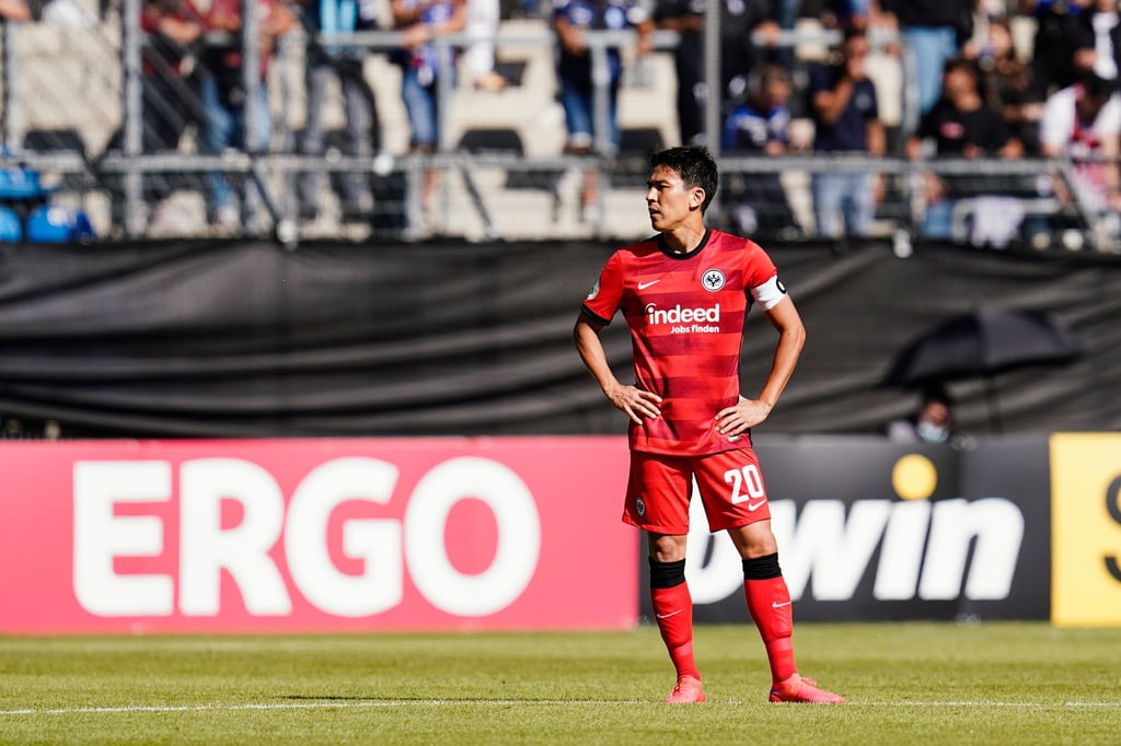 Frankfurts Makoto Hasebe steht nach dem Tor zum 0:2 fassungslos auf dem Spielfeld.