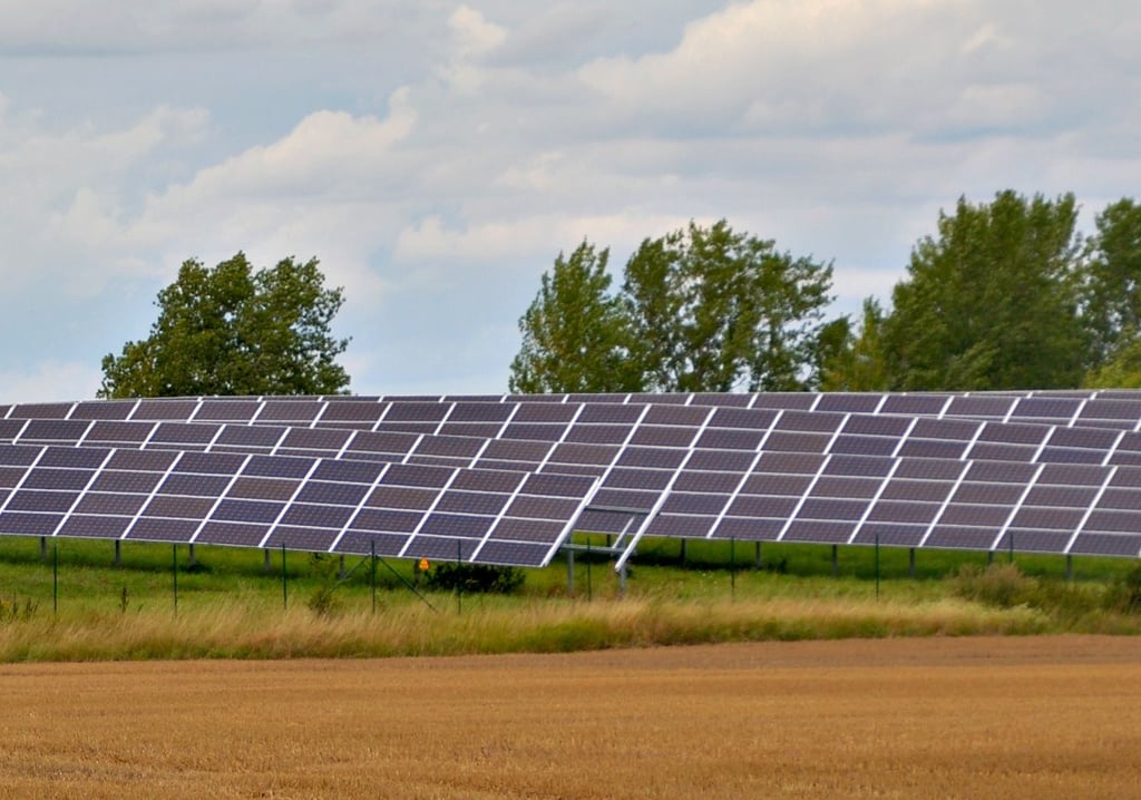 Nahe Gröningens, in Richtung Großalsleben und Krottorf, steht die einzige Freiflächen-Photovoltaikanlage innerhalb der Gemeinde Westliche Börde.