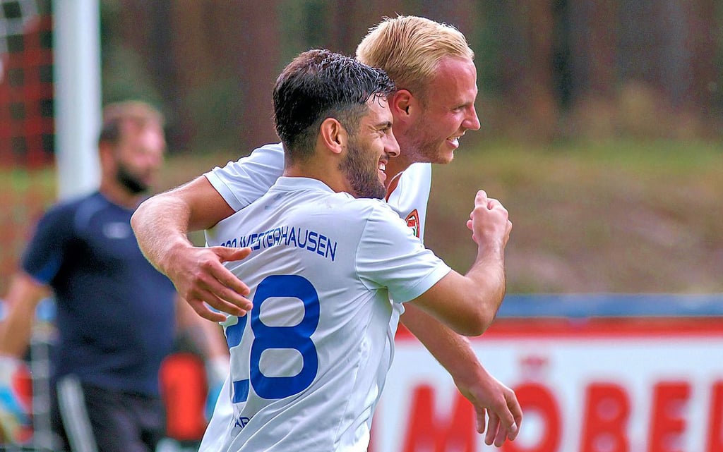 Philipp Neubauer (hinten) jubelt mit Marcello Henrique Franceschi nach dem 1:0, welches Neubauer erzielt hat.