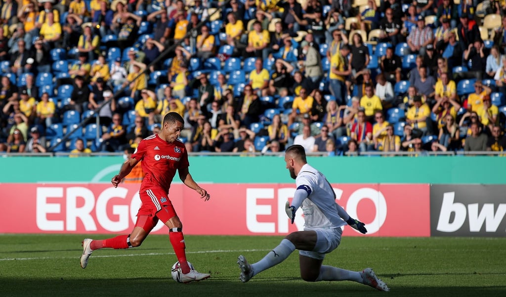 Hamburgs Jan Gyamerah (l) erzielt die 1:0-Führung gegen Braunschweigs Torwart Jasmin Fejzic.