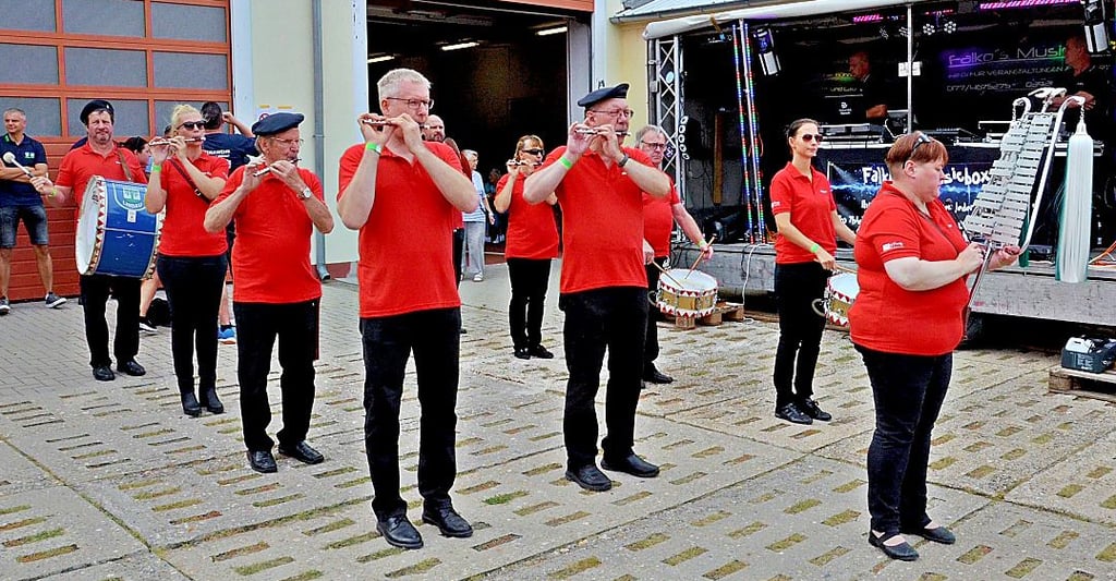 Neben dem Fanfarenzug überbringt auch der Lindauer Spielmannszug Glückwünsche an die Löschknirpse zum 10. Geburtstag.