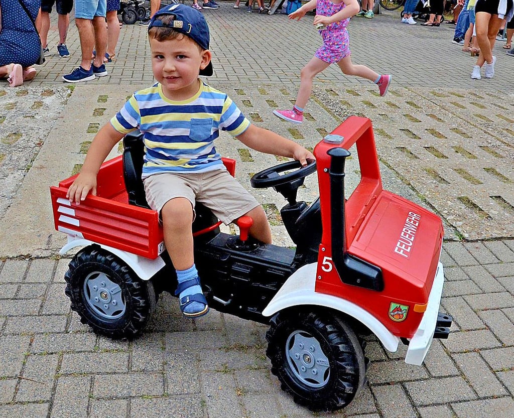 Früh übt sich: Noah ist zweieinhalb Jahre alt und steuert schon gekonnt ein Feuerwehrauto. Er will später natürlich Feuerwehrmann werden.