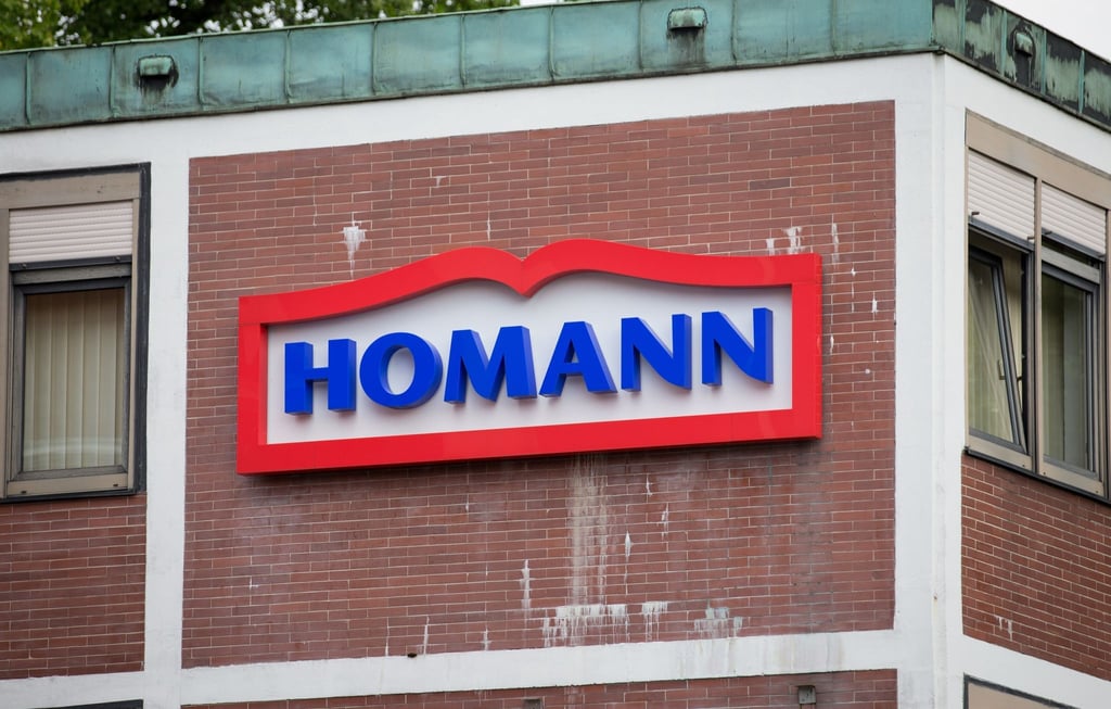 Der Schriftzug des Lebensmittelherstellers Homann Feinkost.
