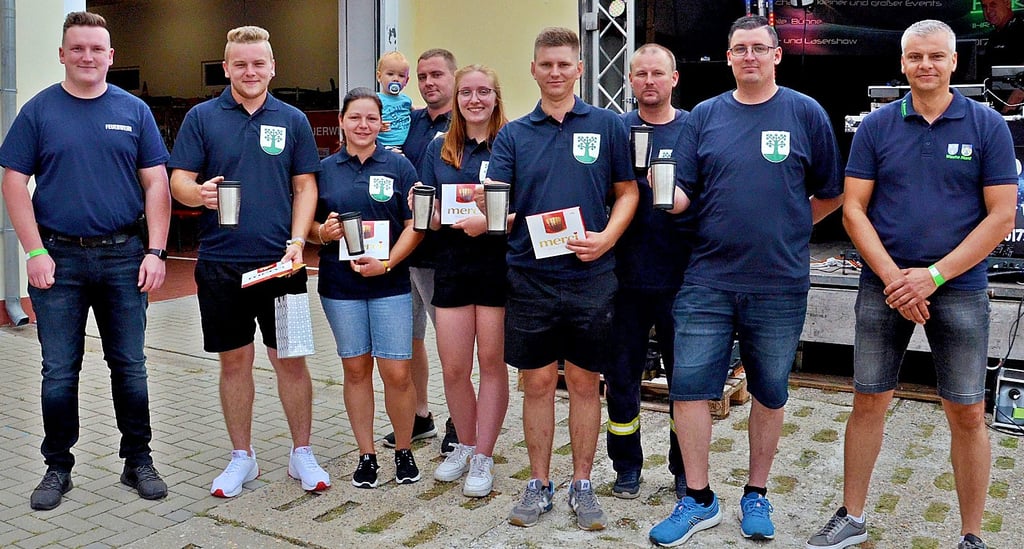 Stadtjugendwart Philip Koch (l.) und Denis Hofmann (r.), stellv. Stadtwehrleiter danken den Frauen und Männern der Lindauer Wehr, die in ihrer Freizeit die Kinder und Jugendlichen ausbilden.
