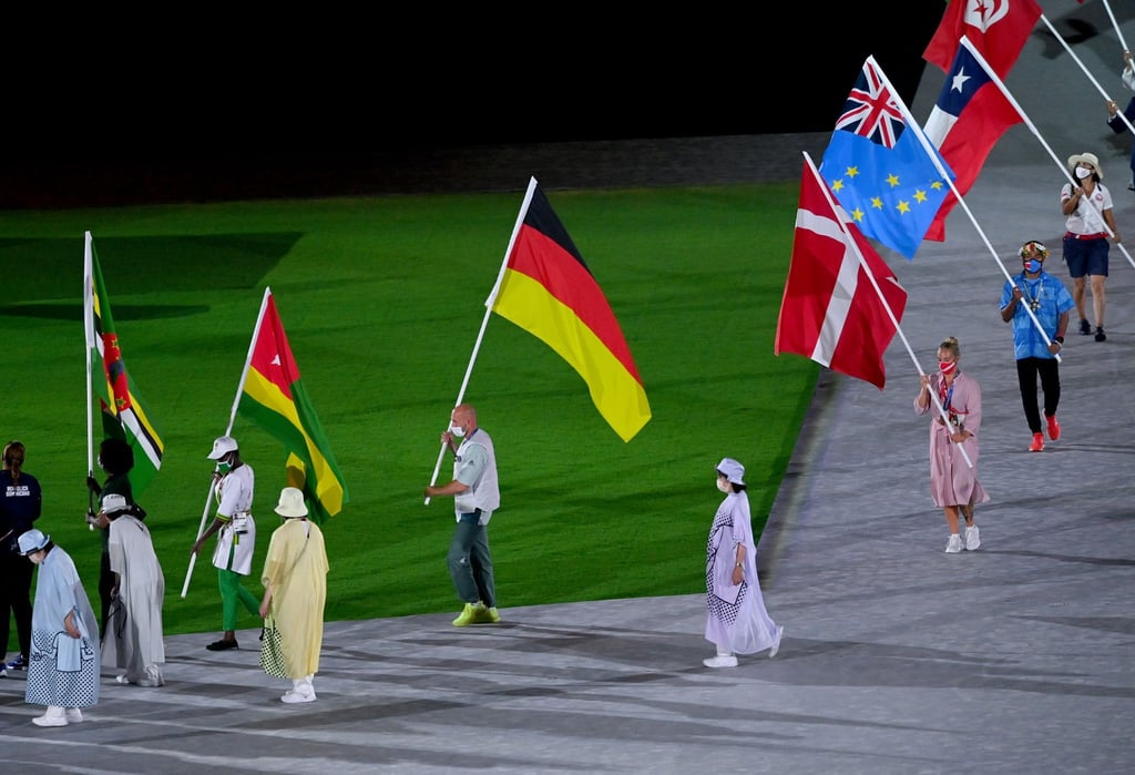 Nach der Abschlussfeier geht es für die Athleten heim: Fahnenträger Ronald Rauhe (M) trägt die deutsche Fahne.