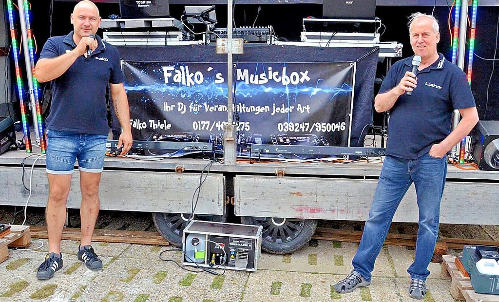 Sie machen die Geburtstagsparty rund: DJ Falka Thiele und Schwiegervater Lothar Müller. Später stößt noch Falkos Ehefrau Steffi dazu.