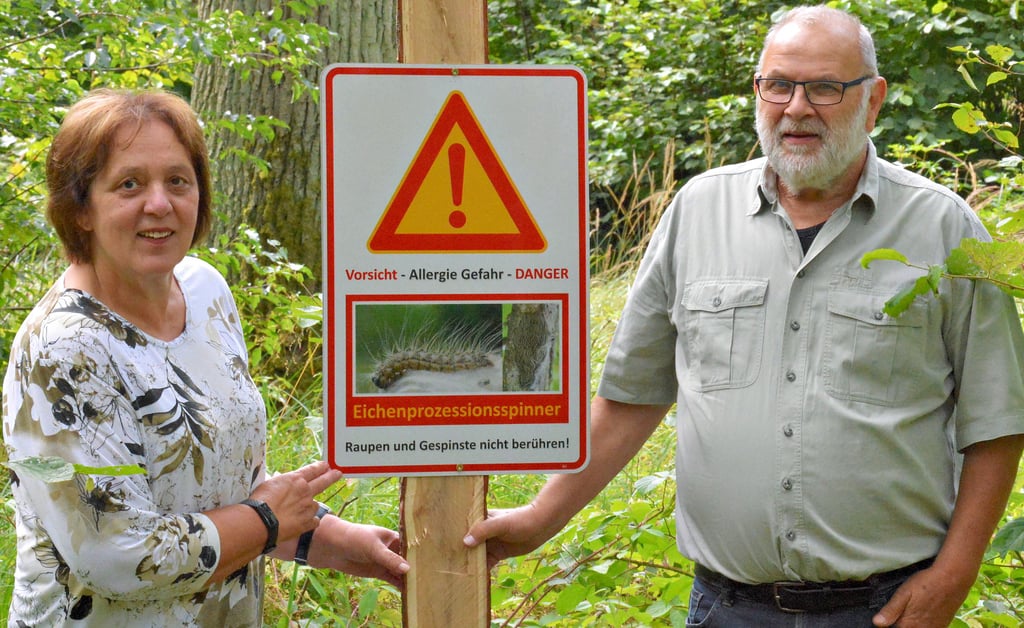 Dorita König, direkt betroffene Waldbesitzerin und Vorstandsmitglied der Forstbetriebsgemeinschaft, und Friedrich Plock-Girmann, ebenfalls aus dem Vorstand, zeigen eines
der zehn Schilder, die Waldbesucher vor dem Eichenprozessionsspinner warnen sollen.