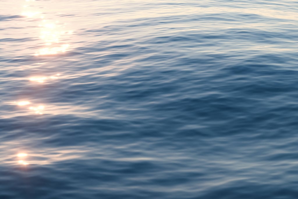 Auch wenn das Meer friedlich erscheint: Unterströmungen können für Schwimmer gefährlich werden.