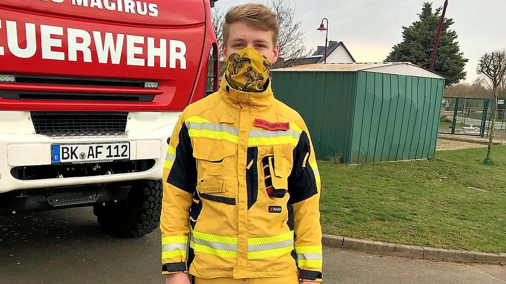 Abschied vom klassischen Feuerwehr-Blau: Die neuen Anzüge der Brandschützer in der Westlichen Börde leuchten in Sandfarbe und sind für die Träger deutlich praktischer.
