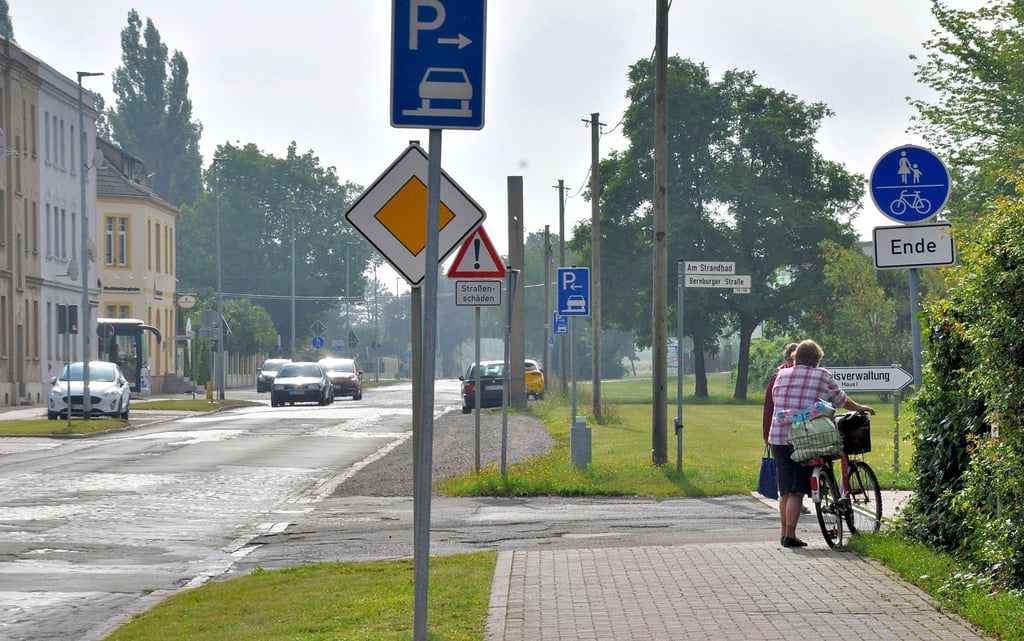 Die Bernburger Straße in Staßfurt bietet über weite Strecken relativ gute Radwege. Aber hier an der Einfahrt zum Strandsolbad ist Ende im Gelände. Die Übergänge an den Querstraßen lassen ebenfalls zu wünschen übrig. Hoffnung macht, dass das Land Sachsen-Anhalt diese Straße bereits in Planung hat, wenn auch schon über Jahre.
