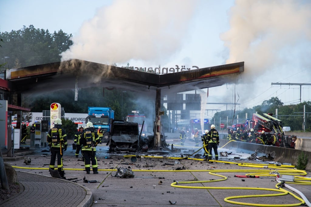 Rund 140 Einsatzkräfte der Feuerwehr löschten den Brand an der Autobahn-Tankstelle Gräfenhausen Ost.