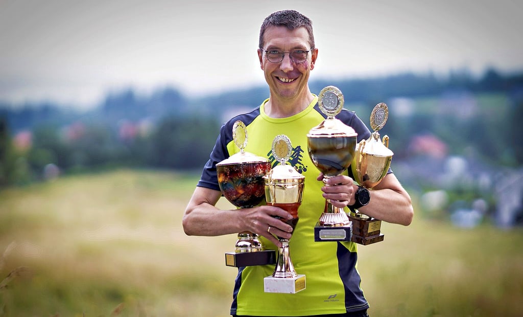 Goldjunge: Steven Lambeck mit einigen seiner Pokale und Rennsteiglauf-Shirt in Öhrenstock.