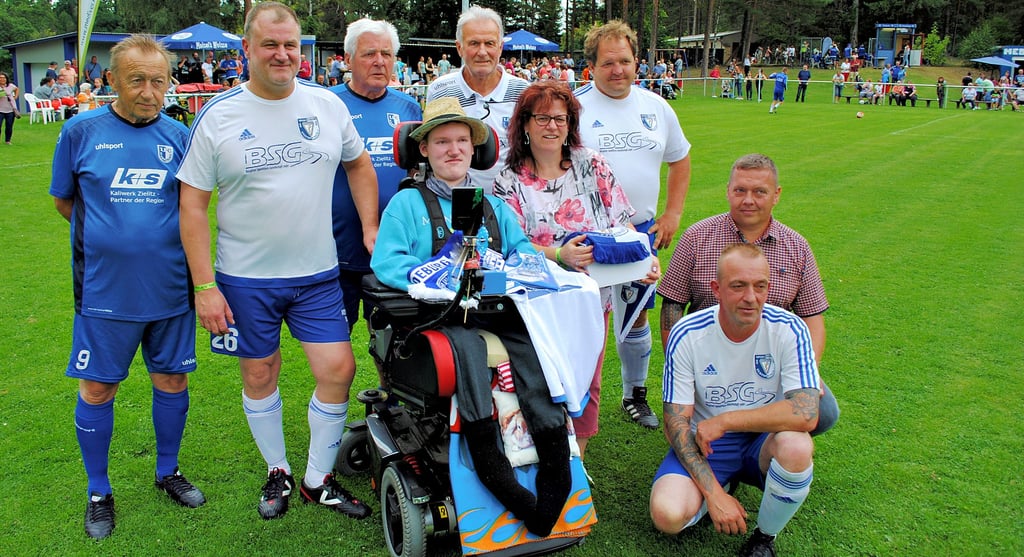 Geballte Unterstützung gab es am Sonnabend für Familie Knepper von den FCM-Legenden Joachim Streich und Wolfgang Seguin (1. und 3. von links), von Stefan Roggenthin (Medizin Uchtspringe) sowie von Ronny Buch und Mario Haberkorn.